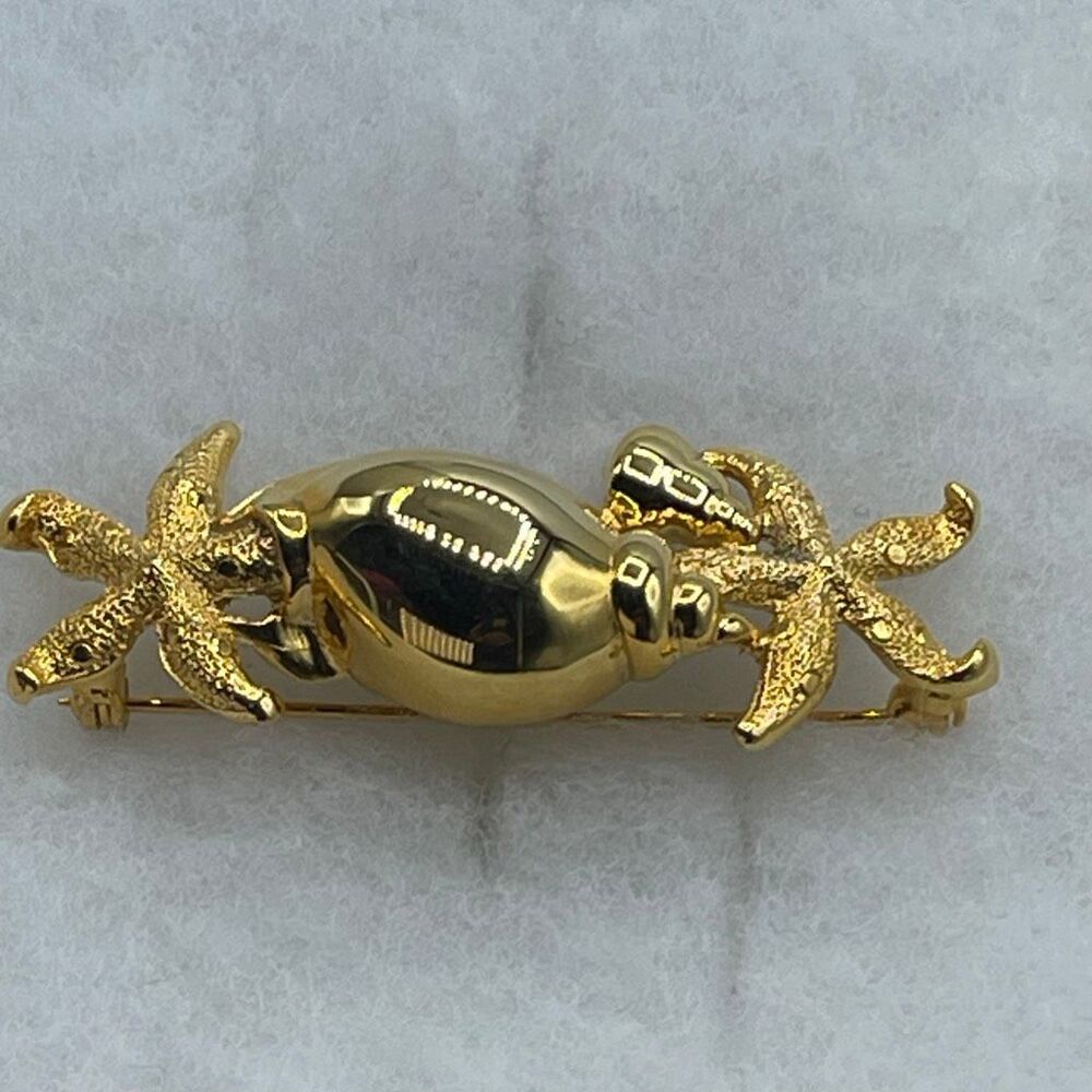 Vintage Casual Corner starfish shell gold tone large brooch.